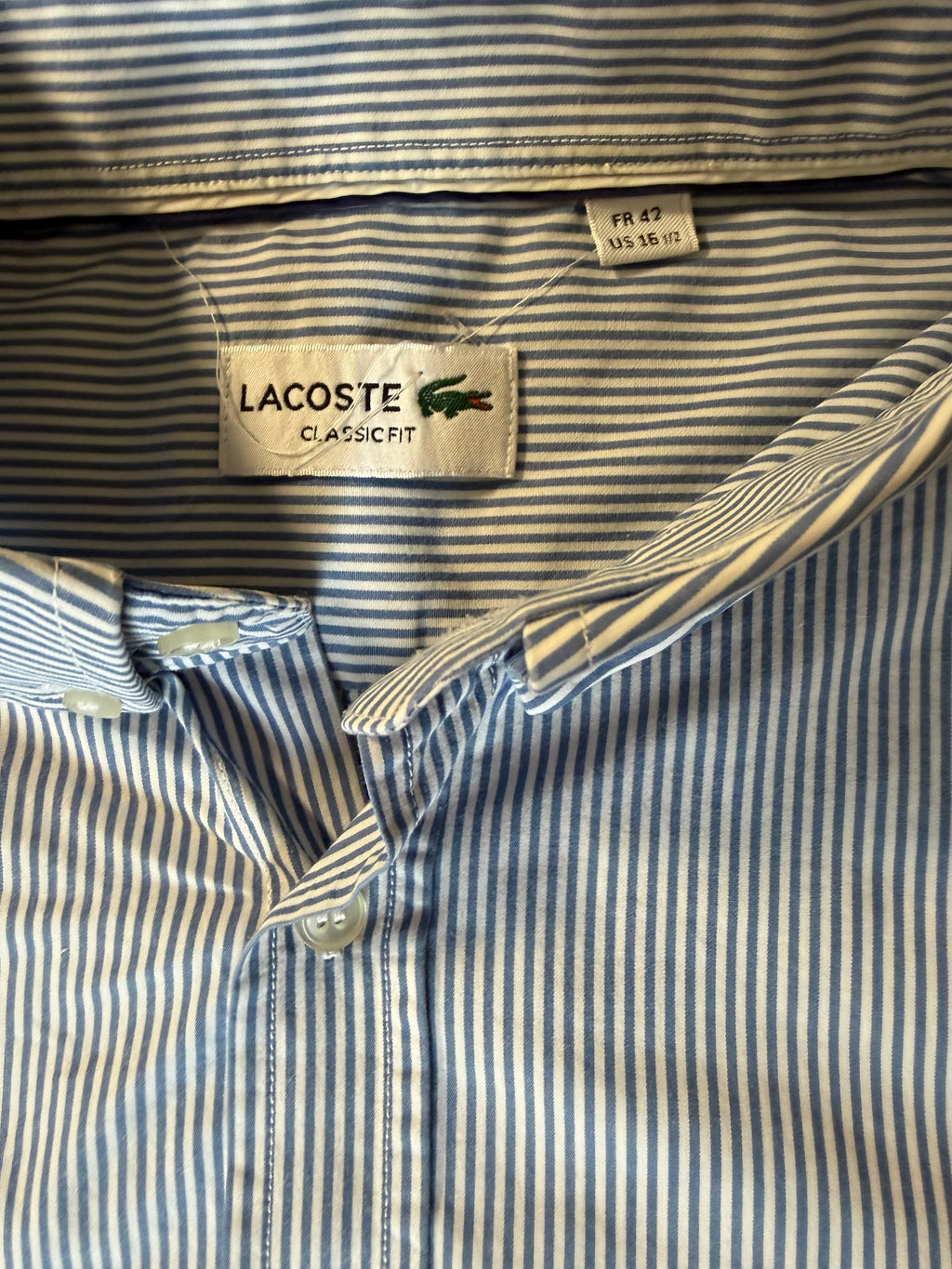 Chemise Manches Courtes Rayée "Lacoste" Bleu et Blanc, Coupe Classic Fit (Taille FR 42 / US 16 1/2)
