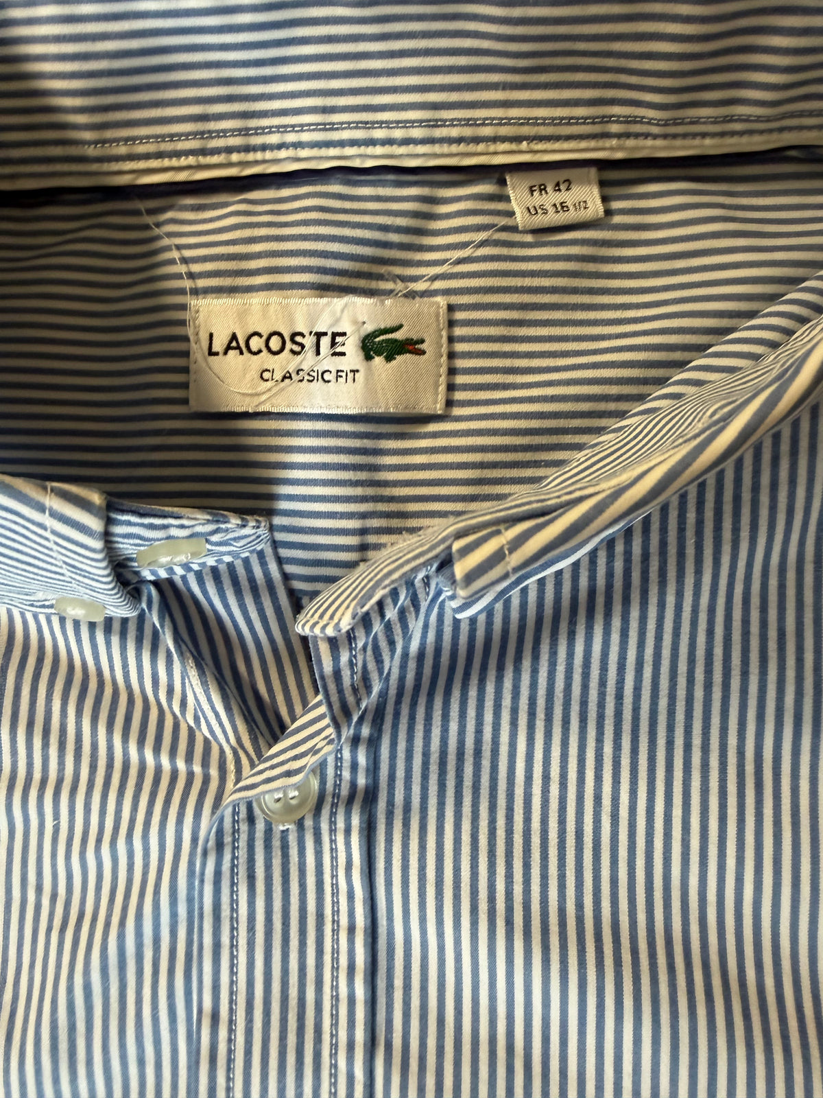 Chemise Manches Courtes Rayée "Lacoste" Bleu et Blanc, Coupe Classic Fit (Taille FR 42 / US 16 1/2)