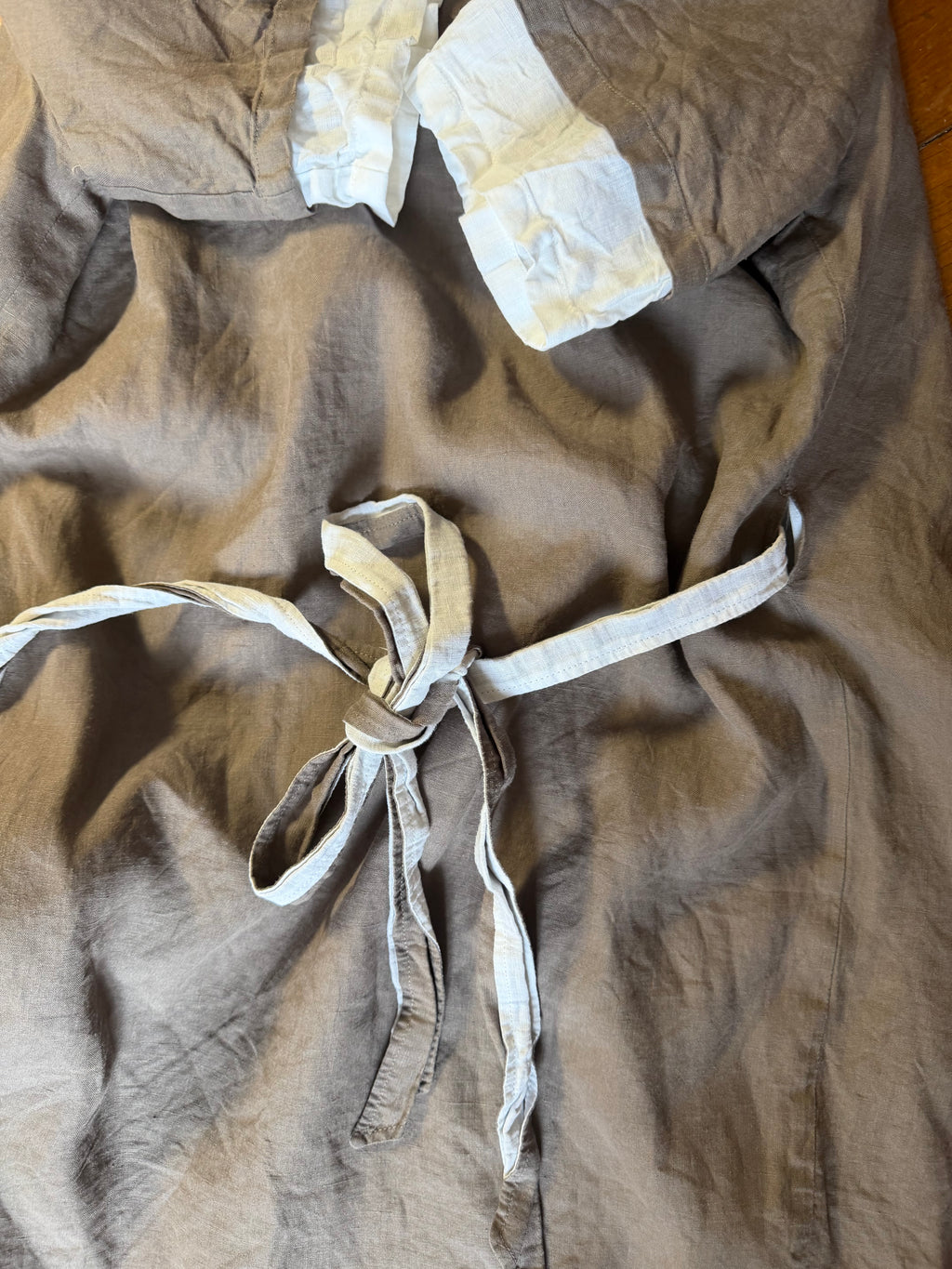 Robe Portefeuille Vintage en Pur Lin "Max Mara" Taupe et Blanc, Made in Italy