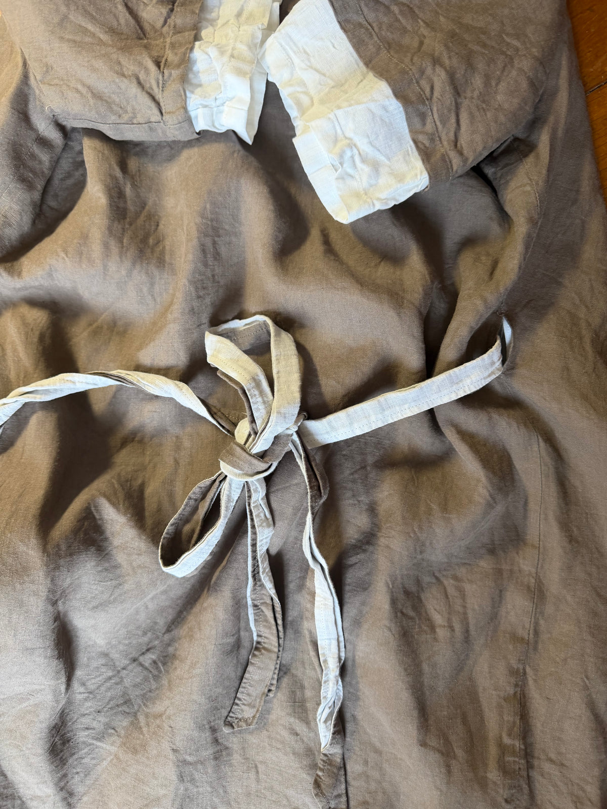 Robe Portefeuille Vintage en Pur Lin "Max Mara" Taupe et Blanc, Made in Italy