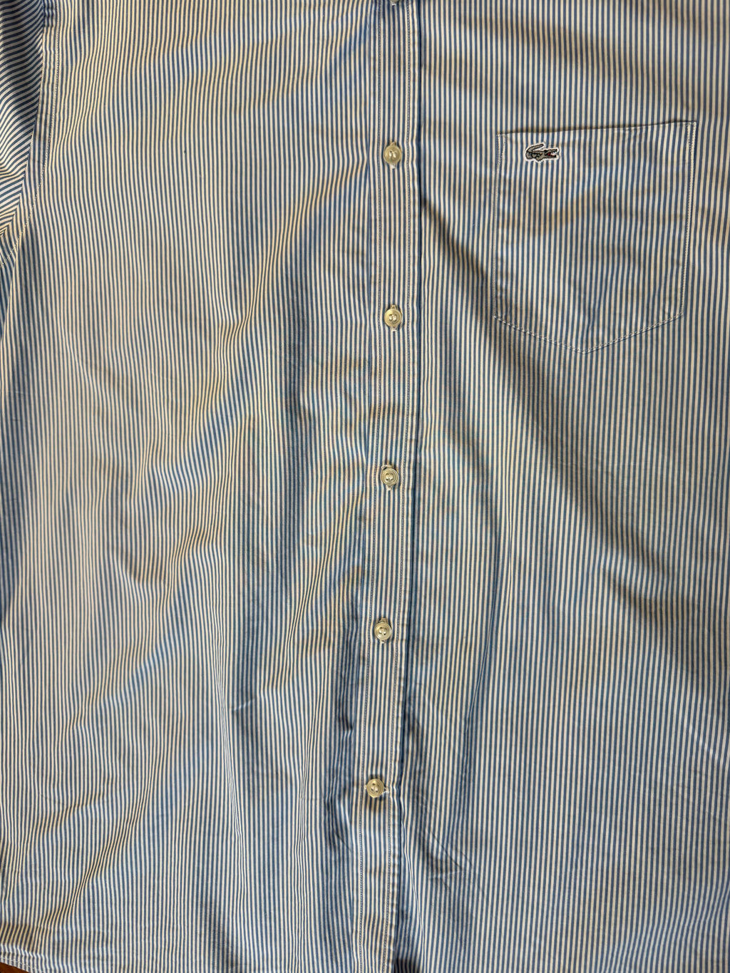 Chemise Manches Courtes Rayée "Lacoste" Bleu et Blanc, Coupe Classic Fit (Taille FR 42 / US 16 1/2)