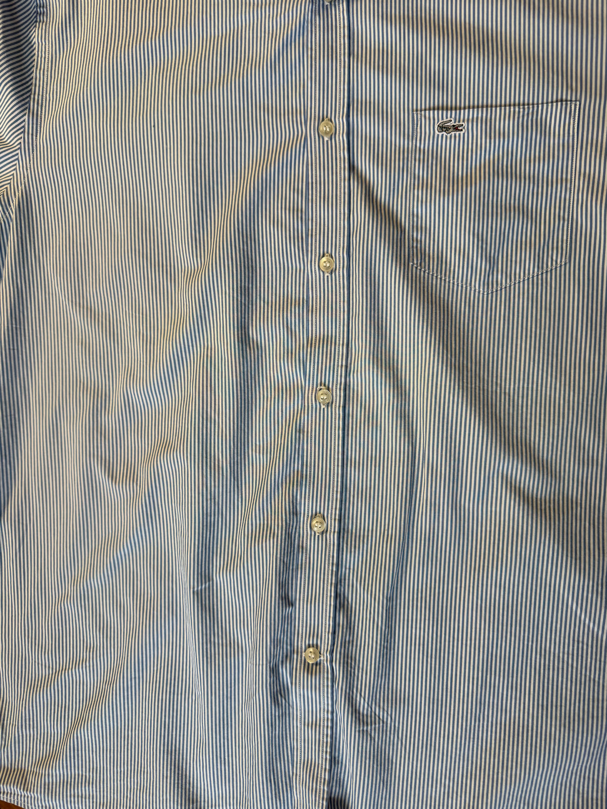 Chemise Manches Courtes Rayée "Lacoste" Bleu et Blanc, Coupe Classic Fit (Taille FR 42 / US 16 1/2)