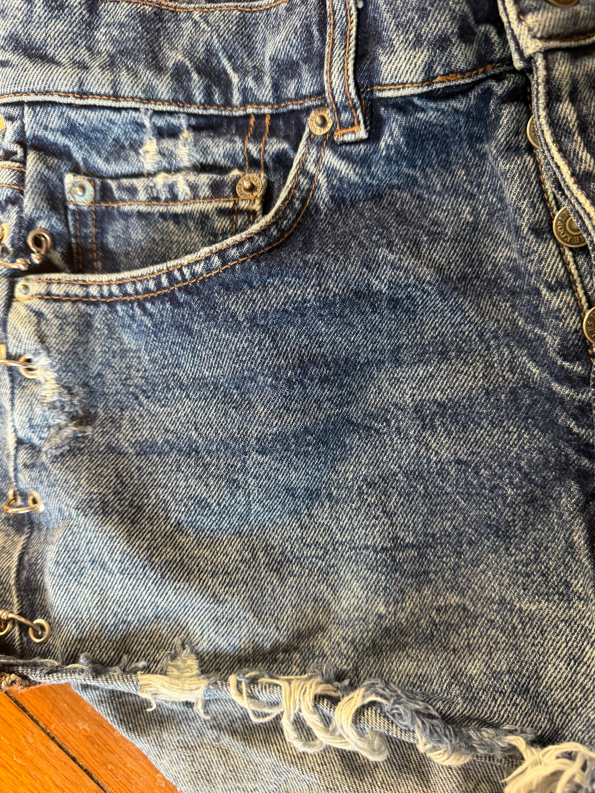 Short en Jean Vintage "The Kooples" Bleu Délavé avec Piercing et Effet Destroy